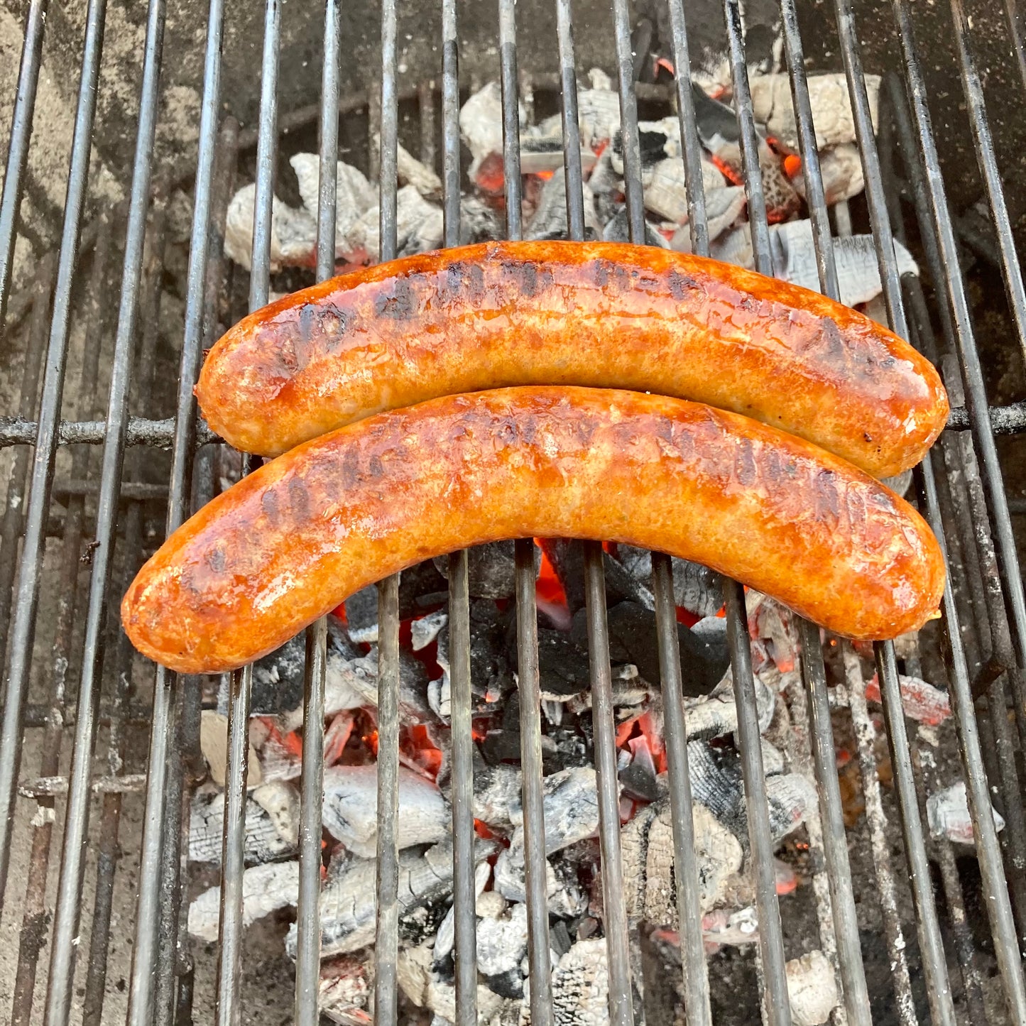 Chakalaka Bratwurst auf dem Holzkohlegrill