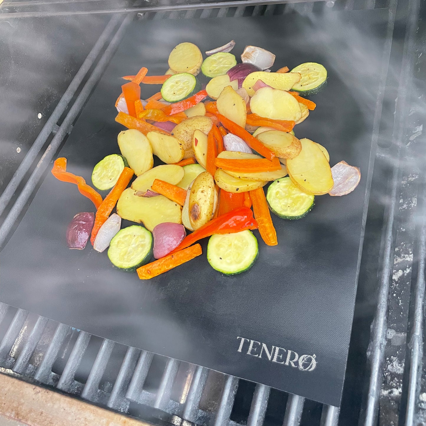 Grillmatte für den Grill mit Kartoffeln und Gemüse