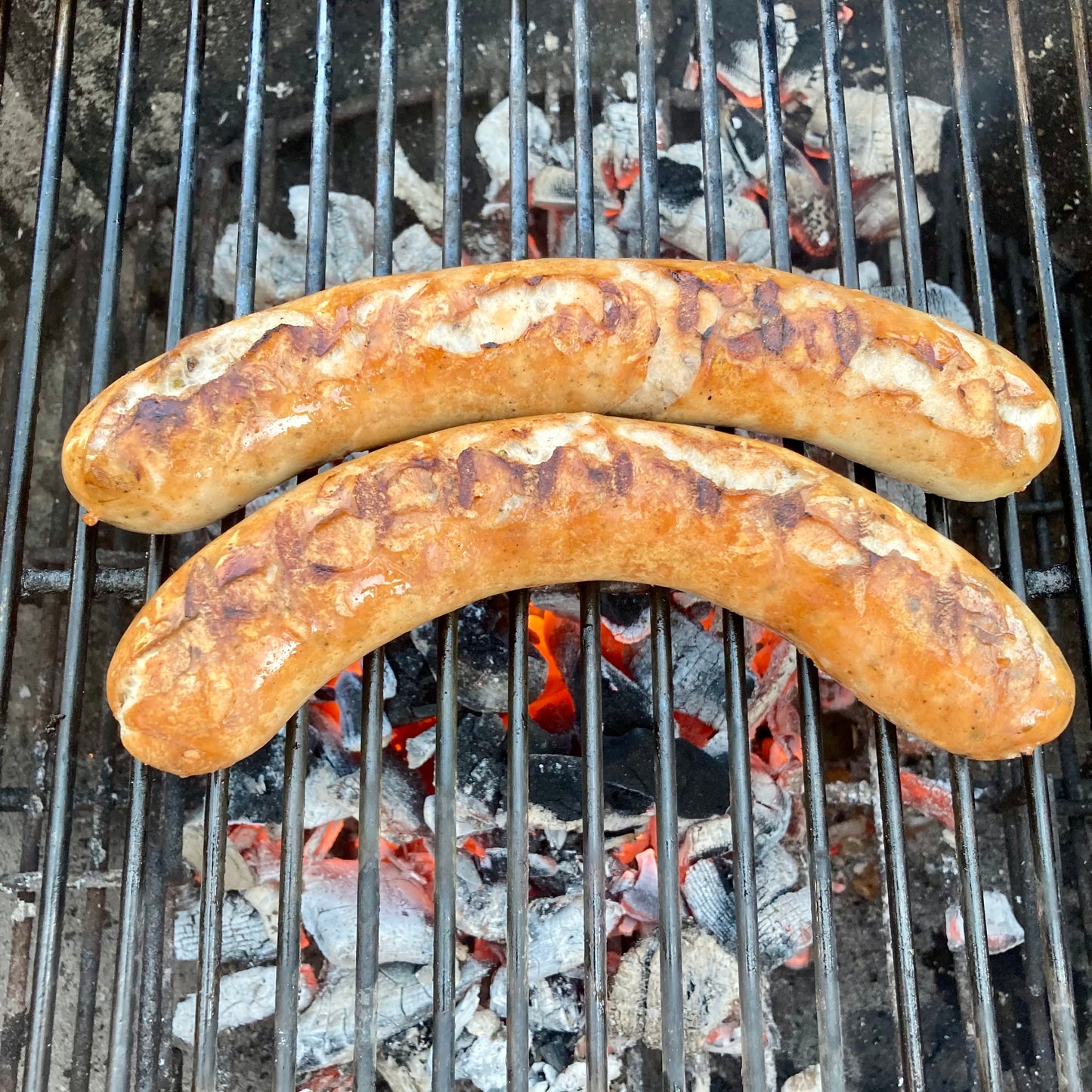 Hauseigene Bratwurst gegrillt auf dem Holzkohlegrill