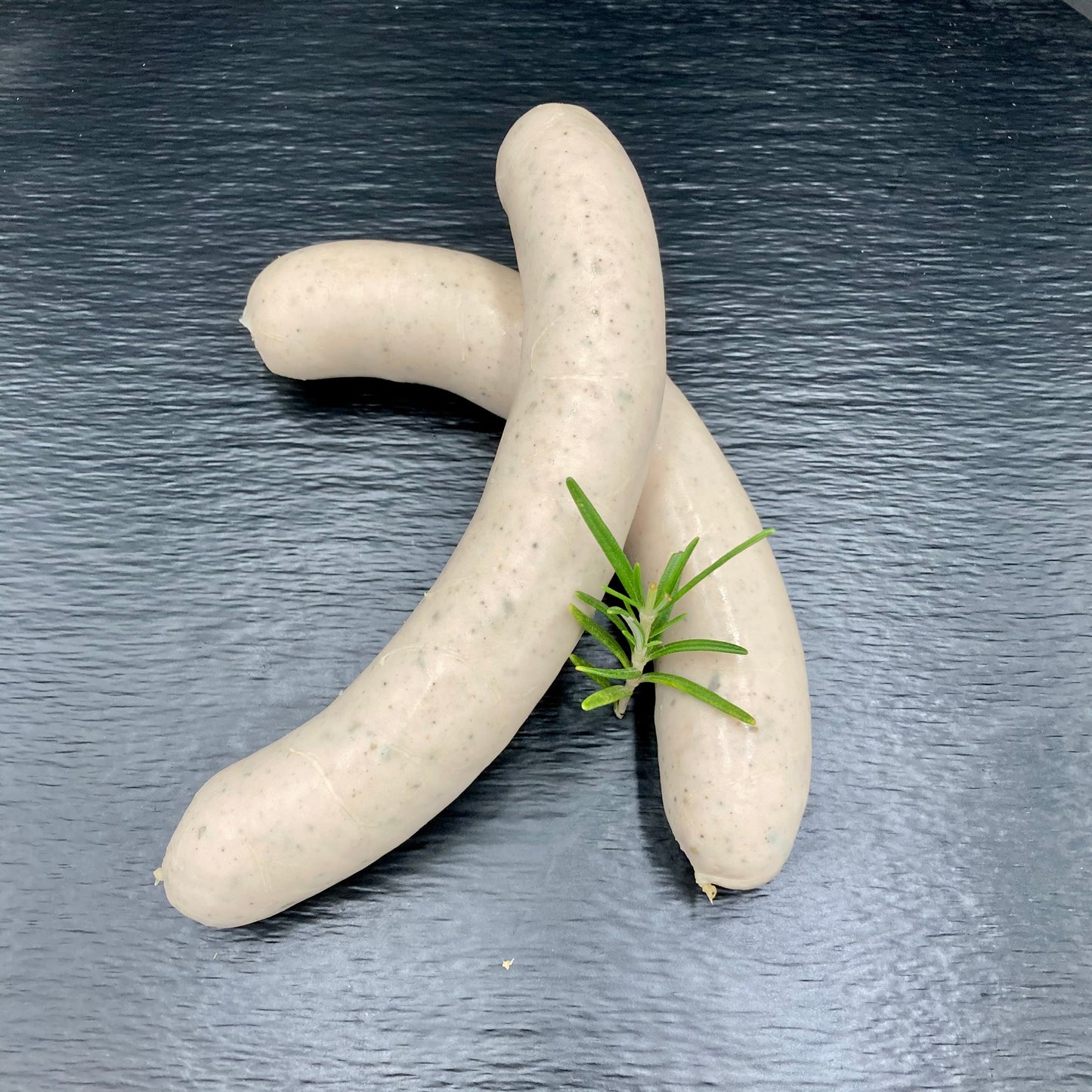 Hauseigene Bratwurst mit Rosmarin roh