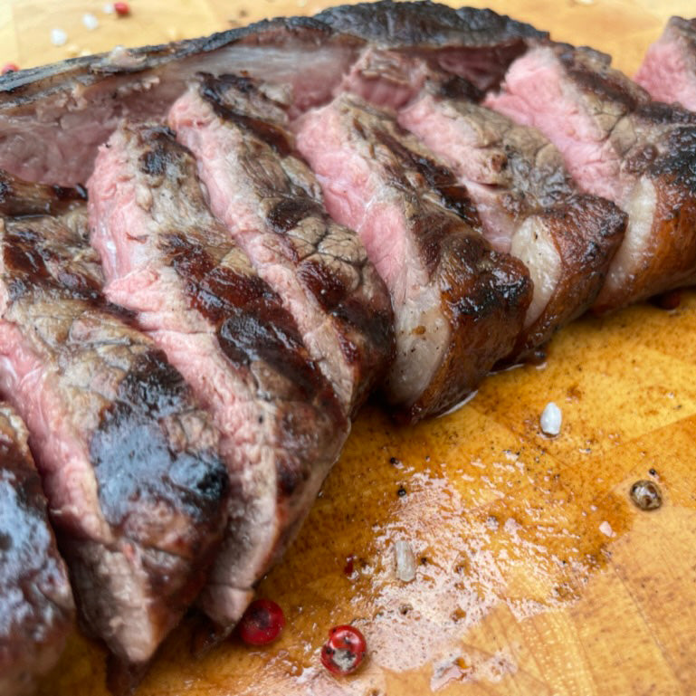 PrimeRib geschnitten auf Holzbrett mit Gewürzen