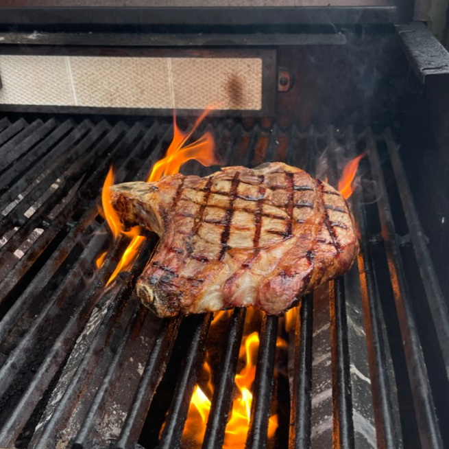 Rib Eye Bone In auf Grillrost