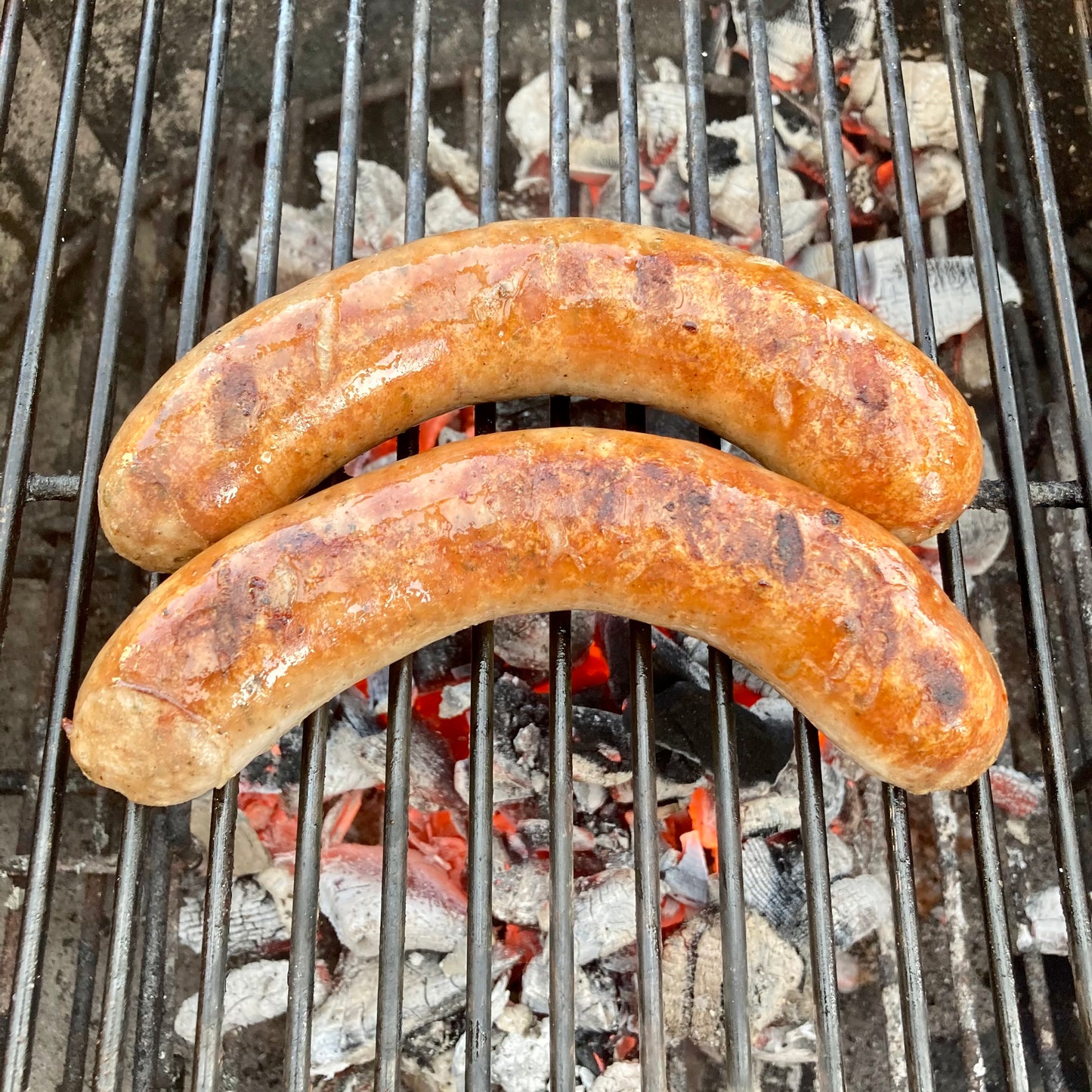 Rindsbratwurst gegrillt auf Holzkohlegrill