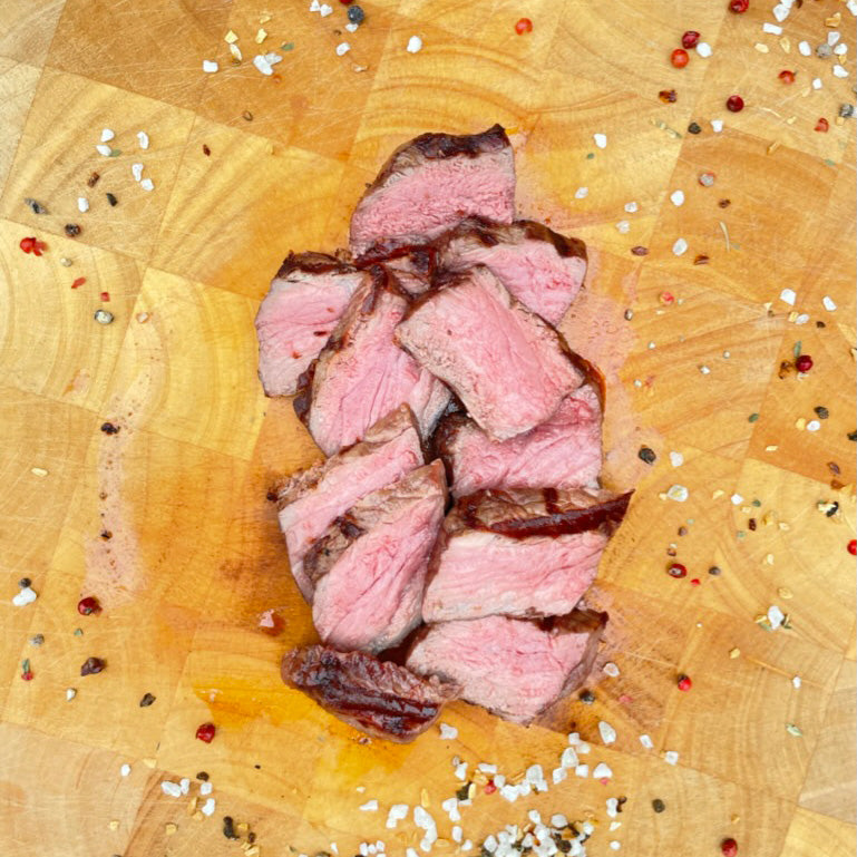 Roastbeef geschnitten auf Holzbrett