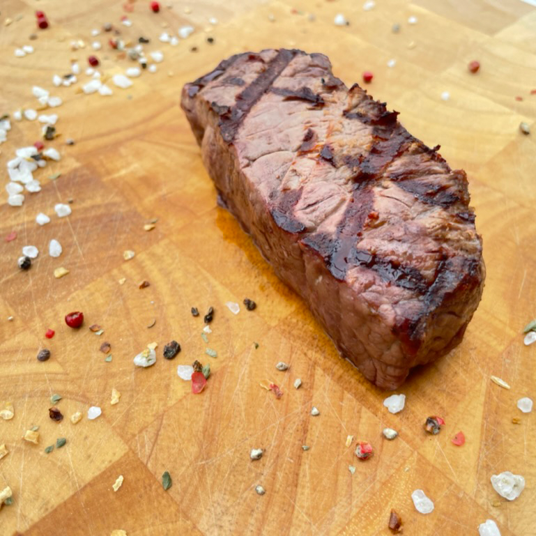 Roastbeef auf Holzbrett mit Gewürzen