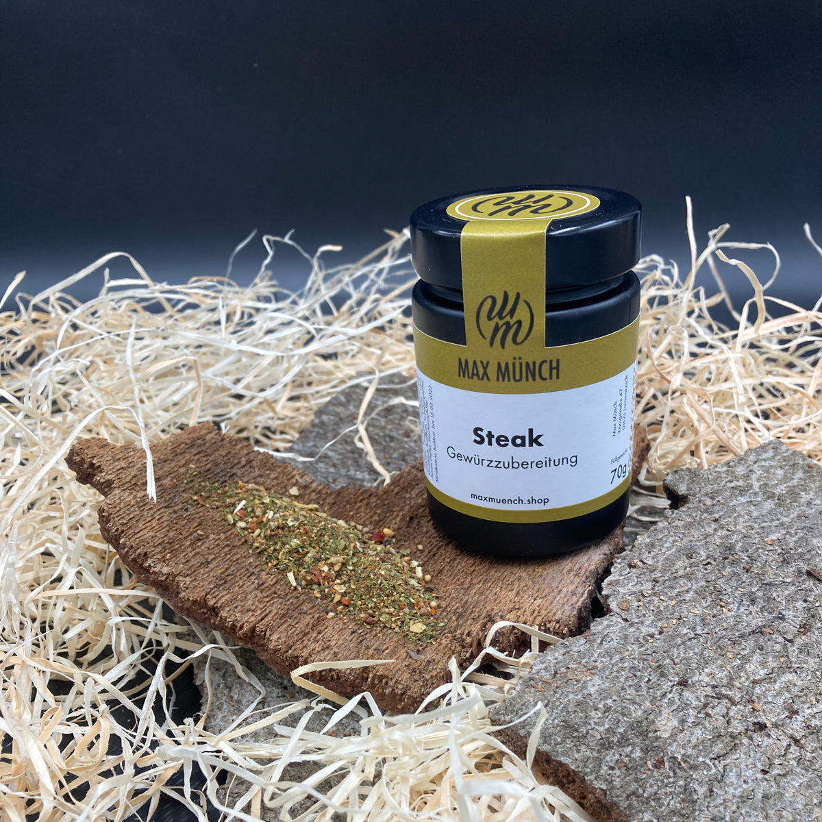 Steak Gewürzzubereitung dekoriert auf Holzrinde