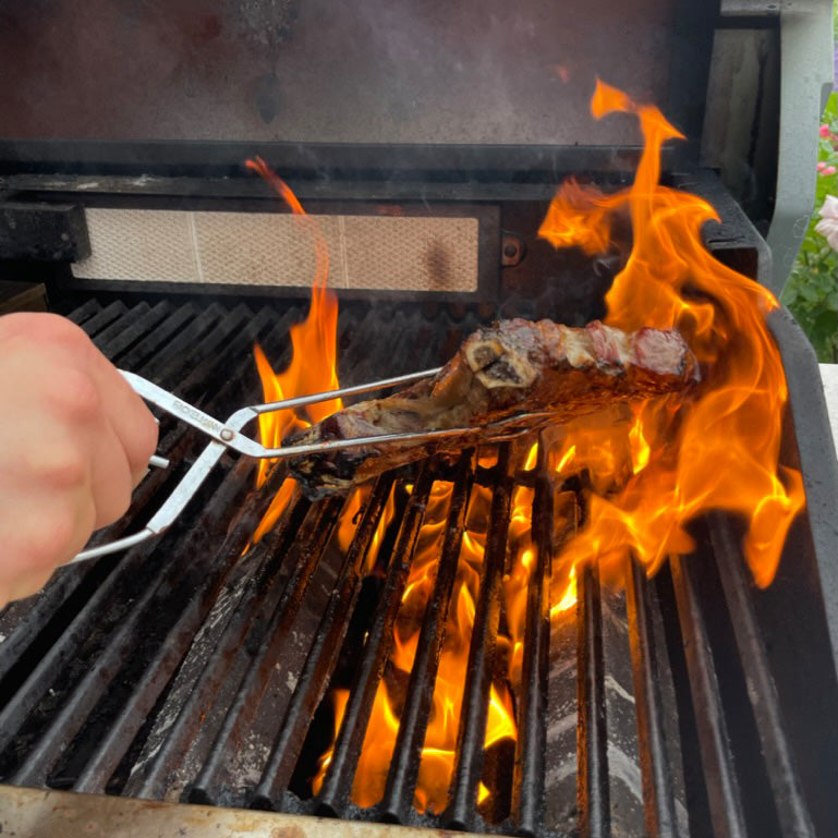 Rib Eye Bone In mit Grillzang auf dem Gasgrill