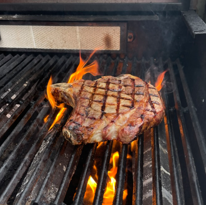 Rib Eye Bone In auf Grillrost 