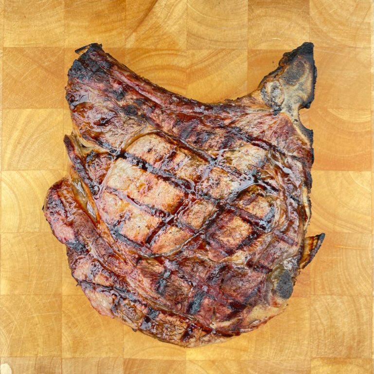 Rib Eye Bone In auf Holzbrett