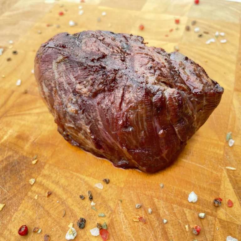 Rinderfilet auf Holzbrett mit Gewürzen